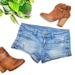 🎉 LAST CHANCE! 🎉 American Eagle Distressed Denim Shorts / Size 4 / Light Wash
